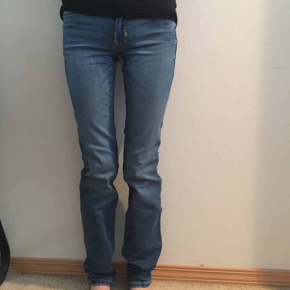 a pair of hollister jeans, size 00R. w 23 and L 32