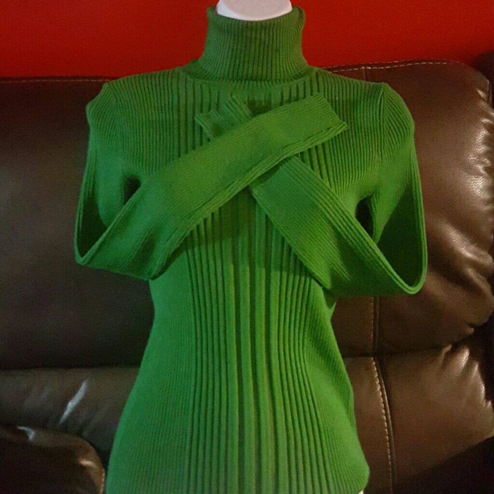 Deep green slimming turtleneck strayer