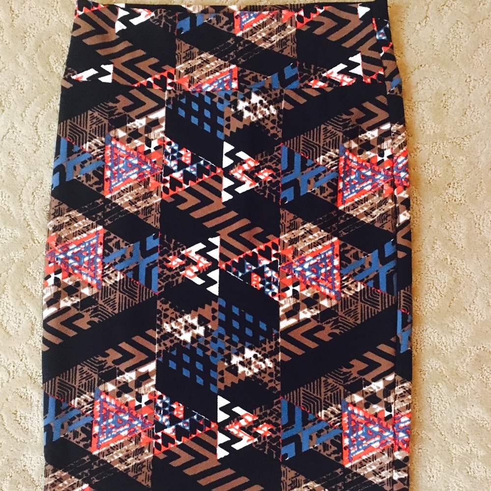 👀 new price L Lularoe Cassie skirt