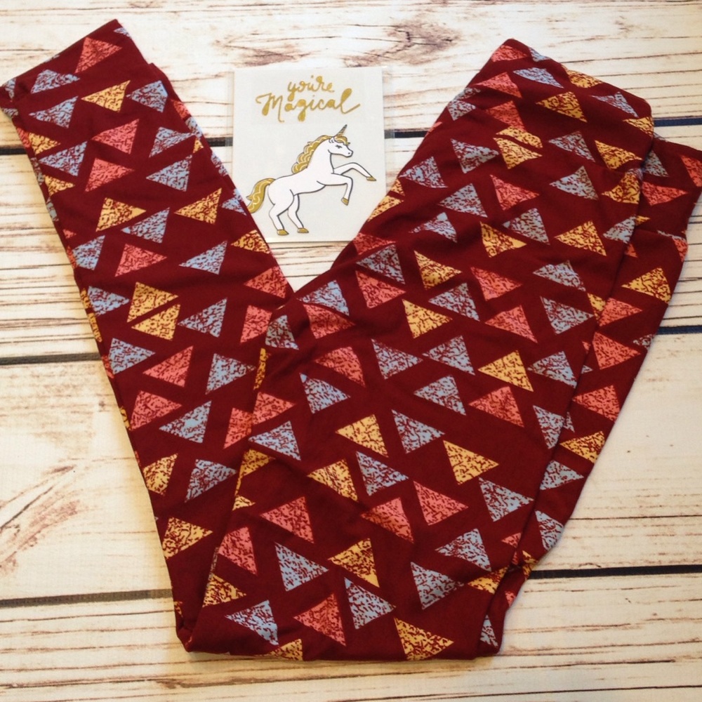 💝Triangle print leggings NWT on red