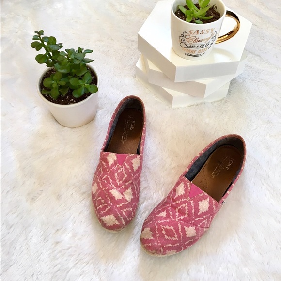 TOMS Shoes - SALE🌟 Pink TOMS shoes, sneakers, flats
