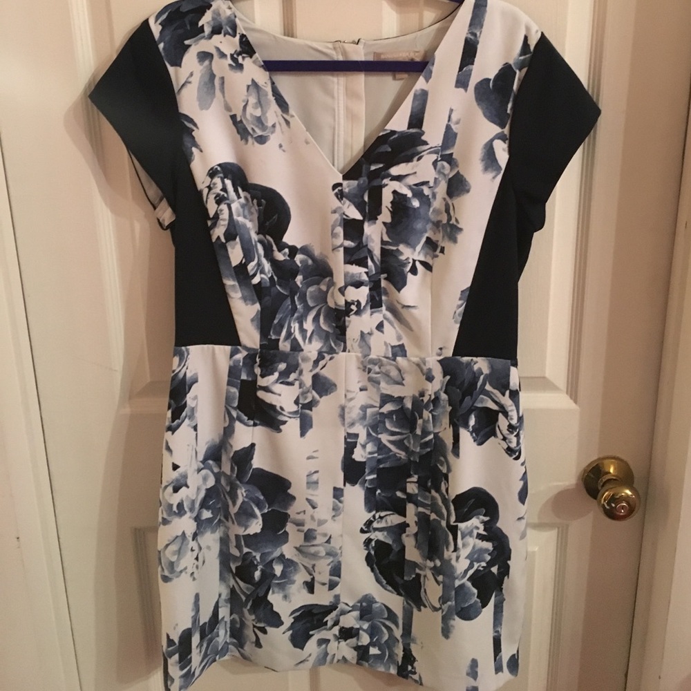 BANANA REPUBLIC FLORAL DRESS (NEVER WORN)