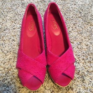 Chaps hot pink wedges; lace/embroidered detail
