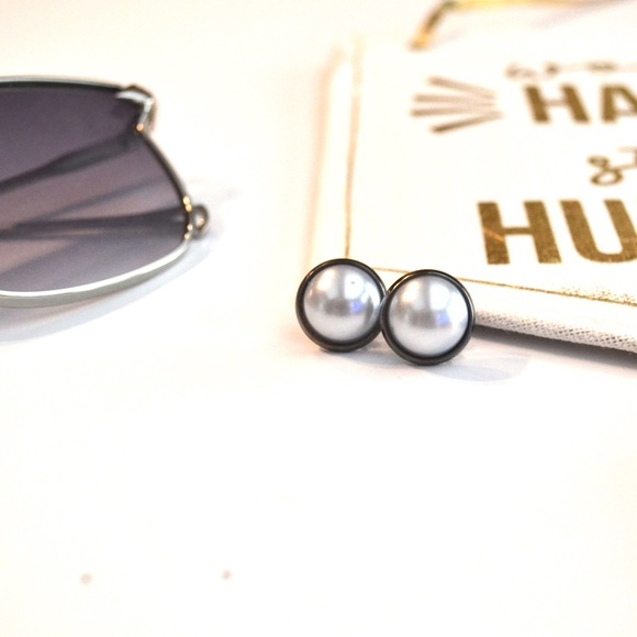 Jewelry - Gunmetal Pearl Earrings