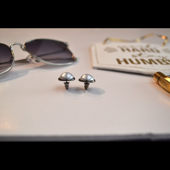 Gunmetal Pearl Earrings - Picture 2 of 3
