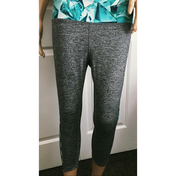 LuLaRoe Pants - ❤️LULAROE Jade Workout/Yoga Capris!