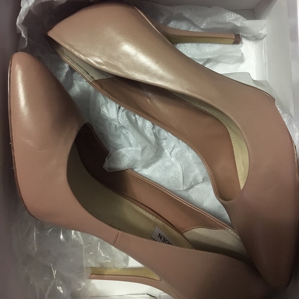 Nude Steve Madden pumps