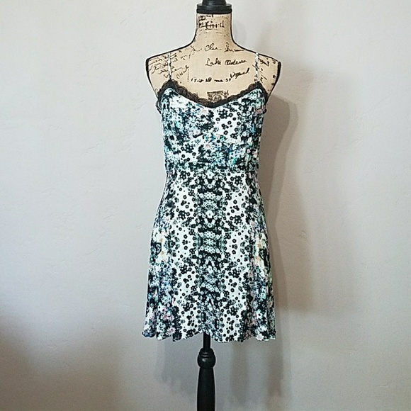 Urban Outfitters Dresses & Skirts - Urban Outfitters Daisy Bomb Fit & Flare Dress