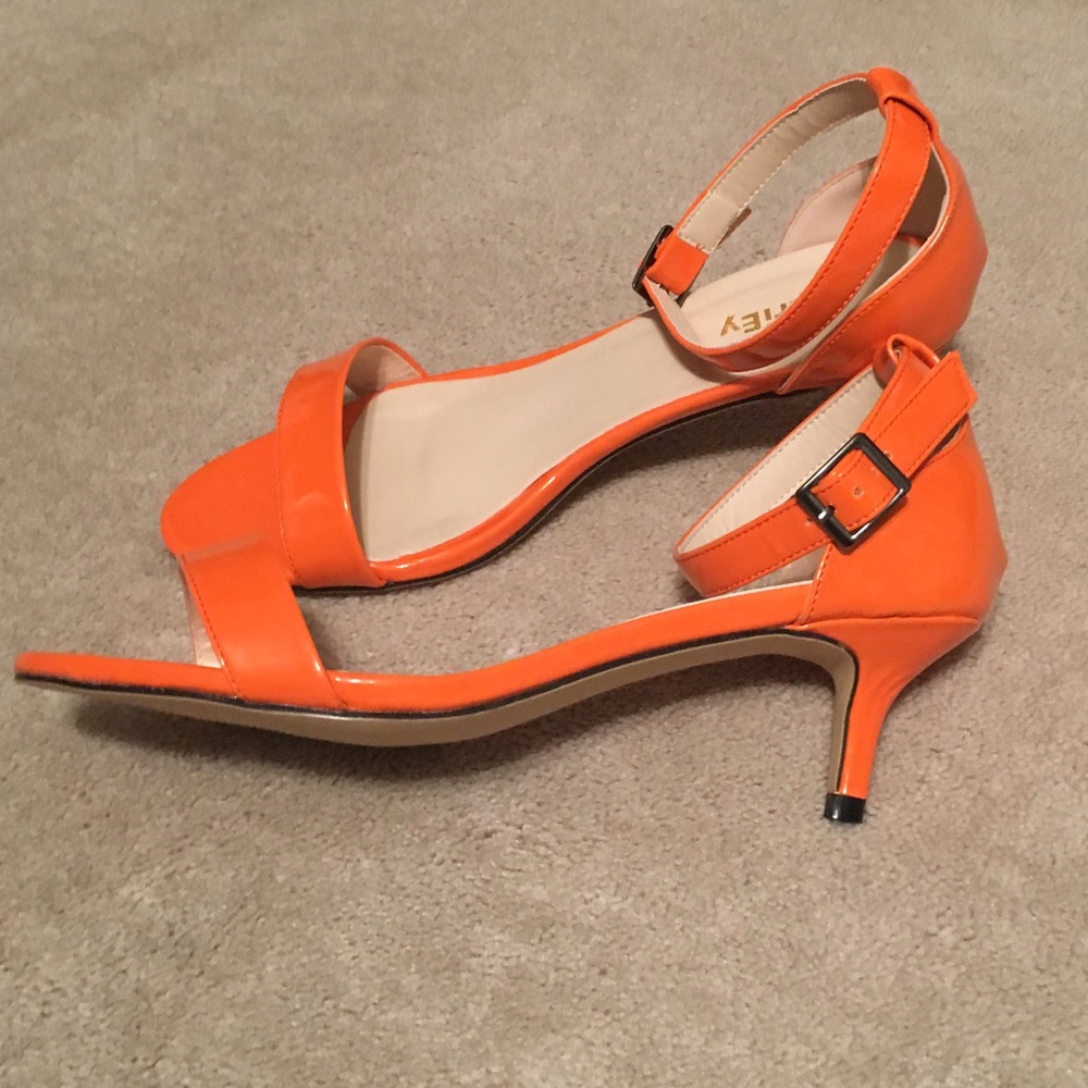 Coral ankle strap pumps/sandals with low heel