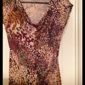Printed top. Sleeveless with draped fabric front