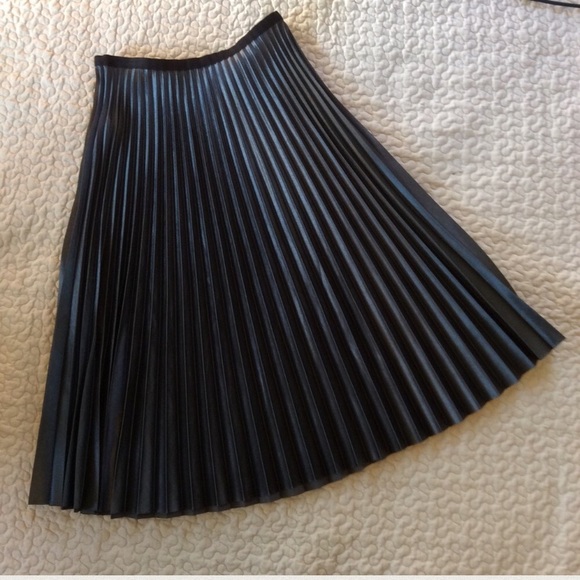 Zara Dresses & Skirts - Dark Green Lampshade Skirt