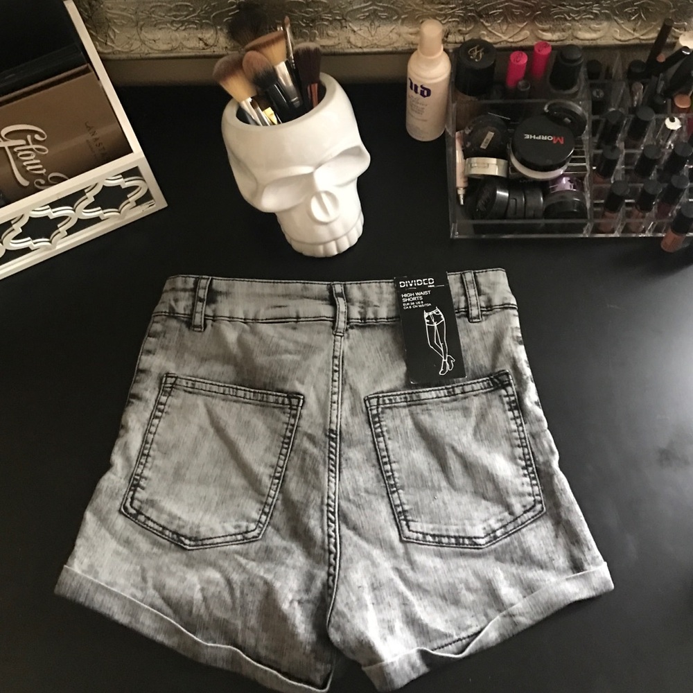 High waisted gray acid washed shorts