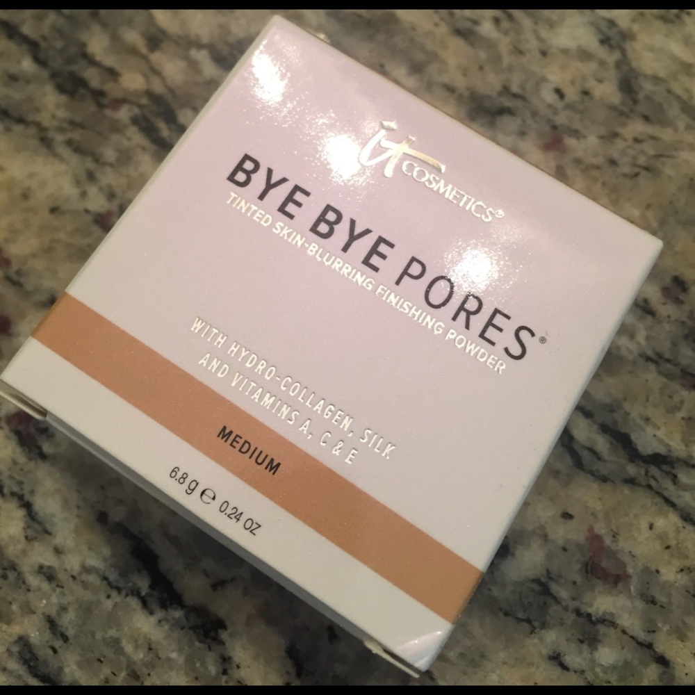 IT Cosmetics Bye Bye Pores Powder.