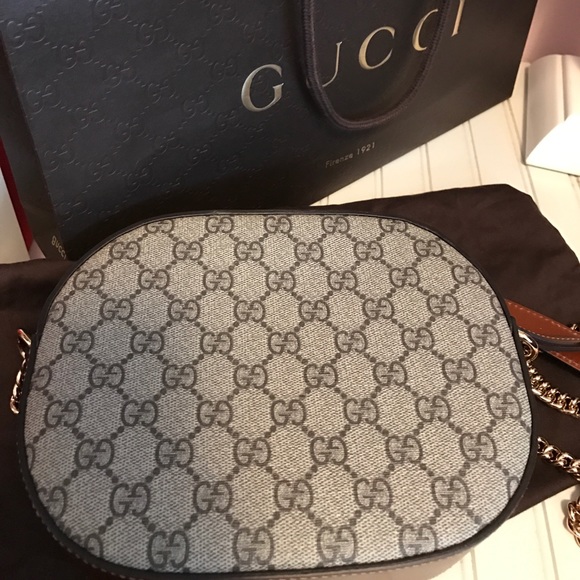*SOLD* Gucci cross body bag GG supreme mini chain - Picture 2 of 8