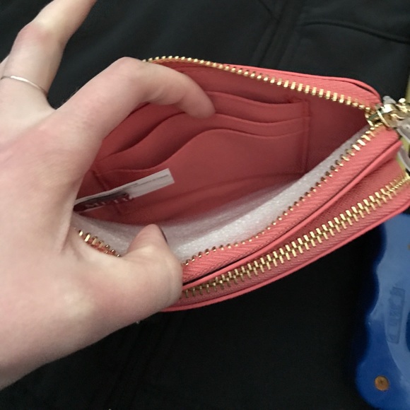 🌀WANT GONE🌀Merona wristlet ✨ - Picture 3 of 8