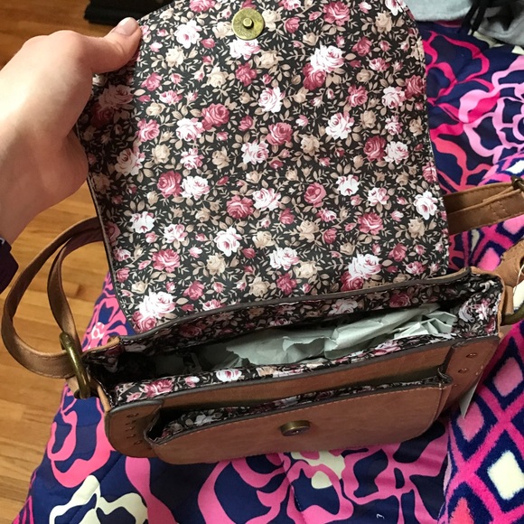 •Tan Crossbody• - Picture 5 of 8