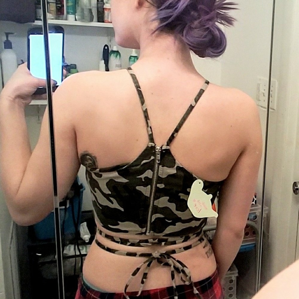 🚫SOLD🚫 Camo wrap crop top - Picture 2 of 6