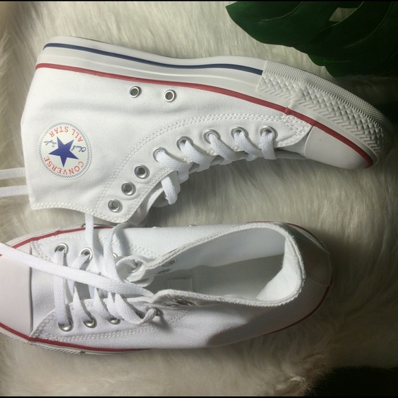🎀1 HOUR SALE! CONVERSE CHUCK TAYLORS WHITE SHOES - Picture 2 of 4