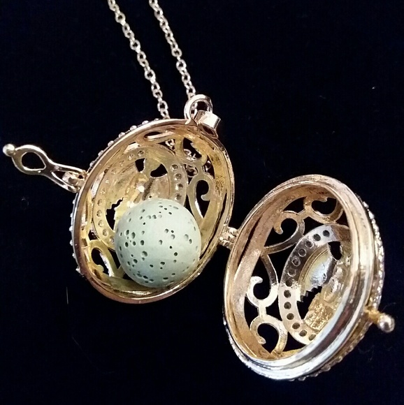 Essential oil diffuser CZ  gold angel necklace - Picture 5 of 7