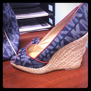 Michael kors wedges size 6om hold don't buy!