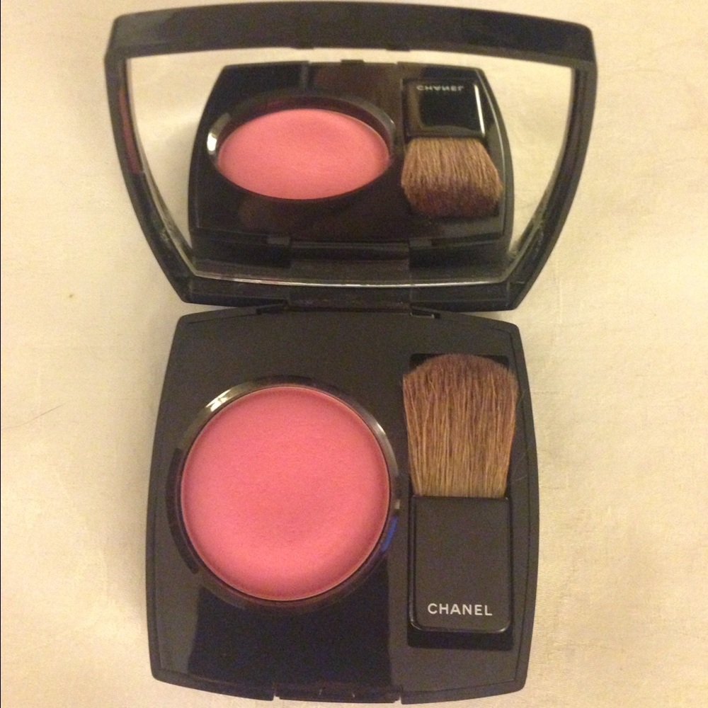Chanel blush - joues contraste