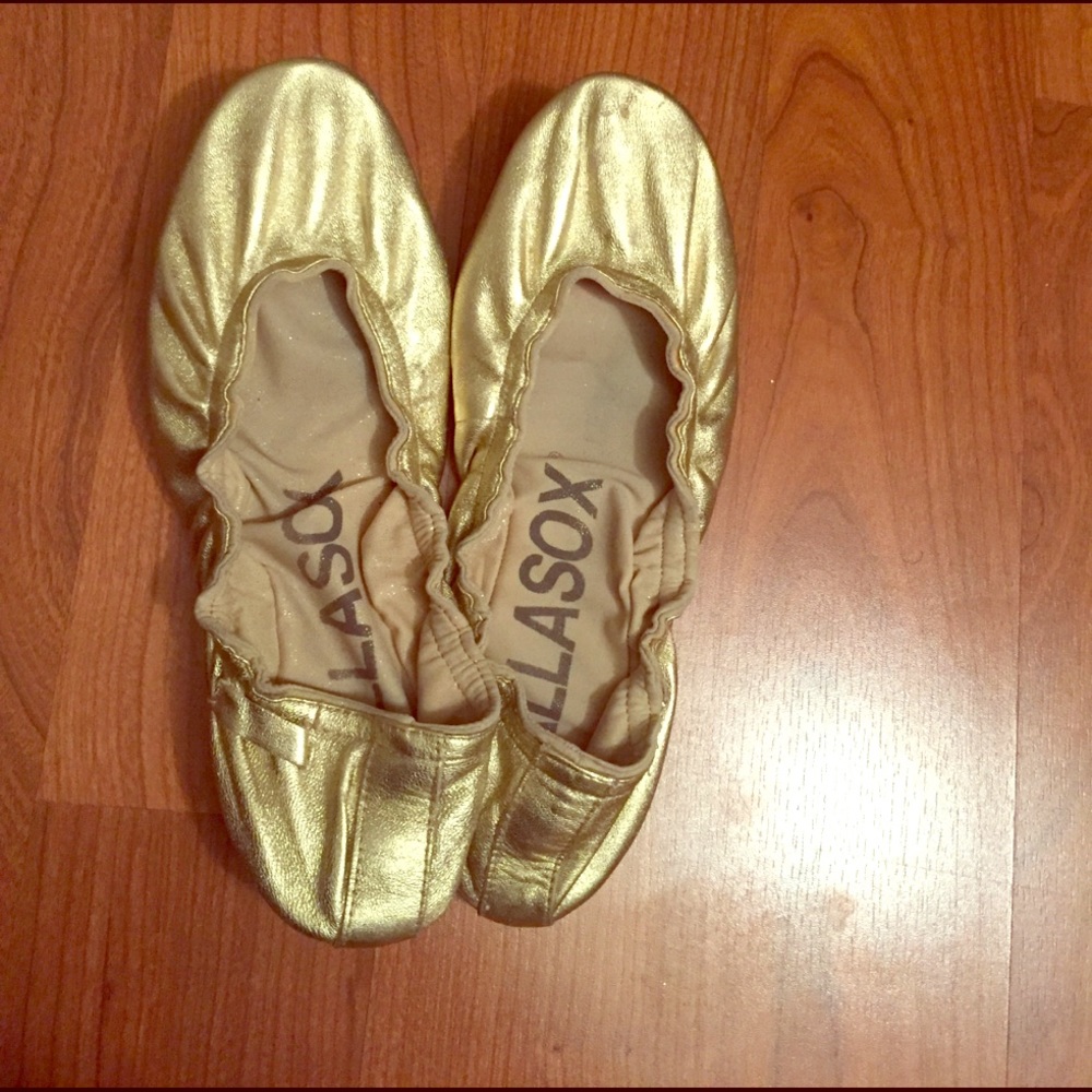 Leather gold folded ballet flats.