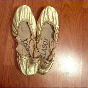 Leather gold folded ballet flats.