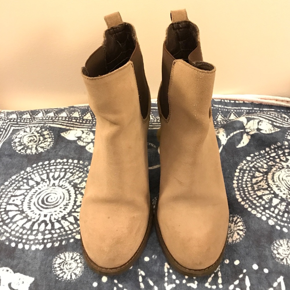 Steve Madden taupe suede booties