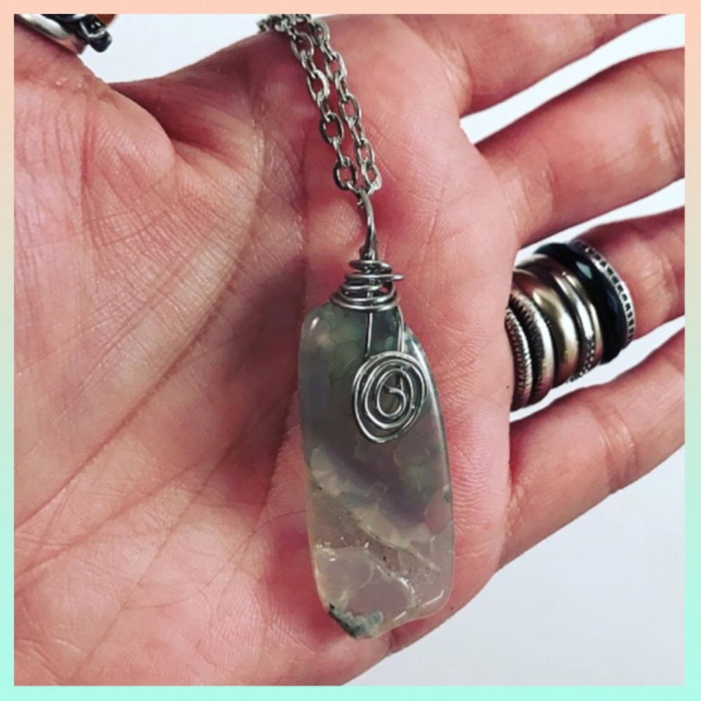 RESERVED! Women boho light green quartz necklace - Picture 5 of 6
