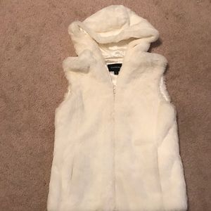 White sleeveless zip-up faux fur jacket