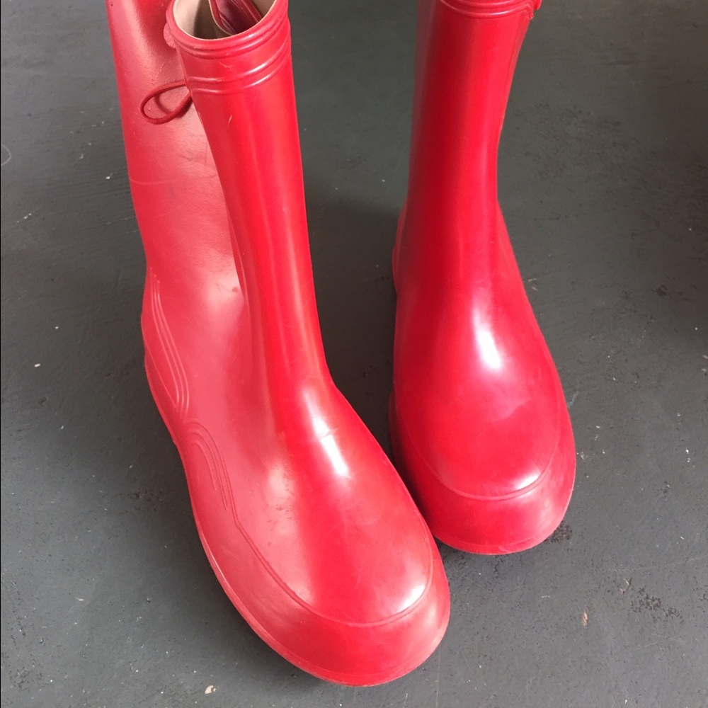 🌧 Super RAD red vintage rain boots. 🌧