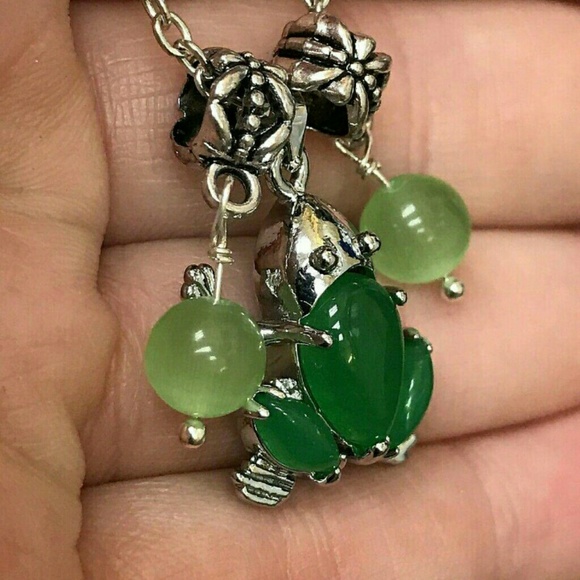 🐸 HANDCRAFTED GREEN FAUX JADE FROG TIBETAN SILVER NECKLACE CHARM  18" CHAIN - Picture 2 of 4