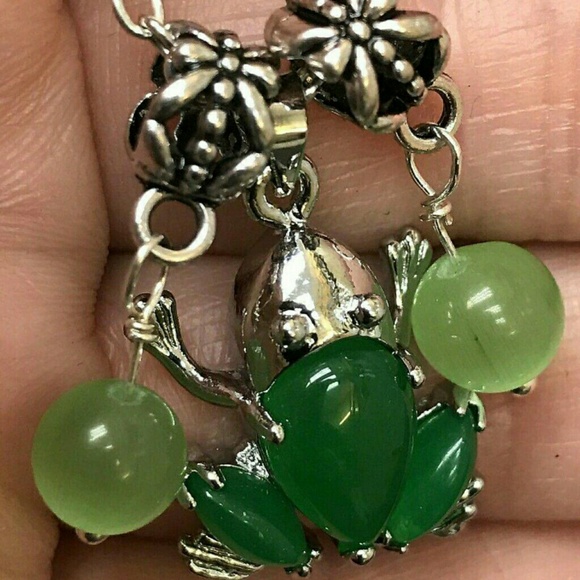 🐸 HANDCRAFTED GREEN FAUX JADE FROG TIBETAN SILVER NECKLACE CHARM  18" CHAIN - Picture 3 of 4