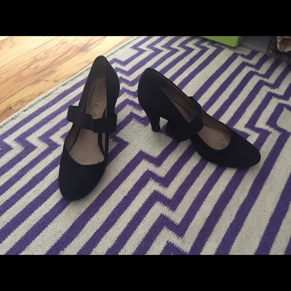 DKNY Pumps with elastic strap