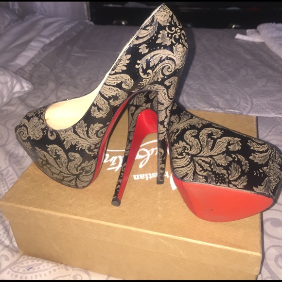 Christian Louboutin - Picture 2 of 5