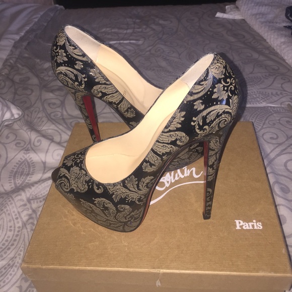 Christian Louboutin - Picture 5 of 5