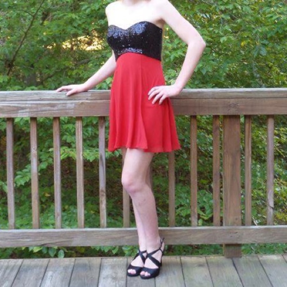 B. Darlin™ Semi-Formal Strapless Dress💐