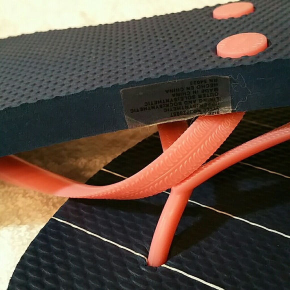 3/15 BUNDLE. Flip flops - Picture 2 of 2