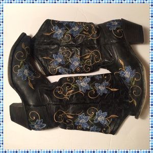 Corral black embroidered flower cowgirl boots