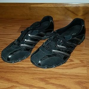 Skechers black low profile active shoe