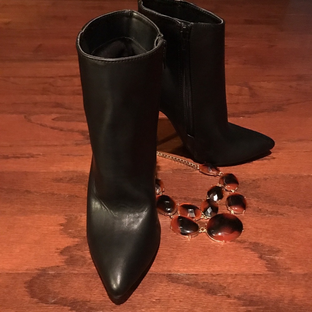 candie's black ankle booties