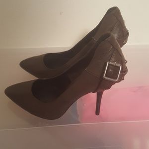 Vera Wang simply Vera heels dark brown size 6