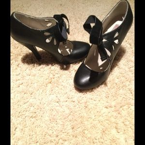 Black heals, size 6, with cut out design and laces