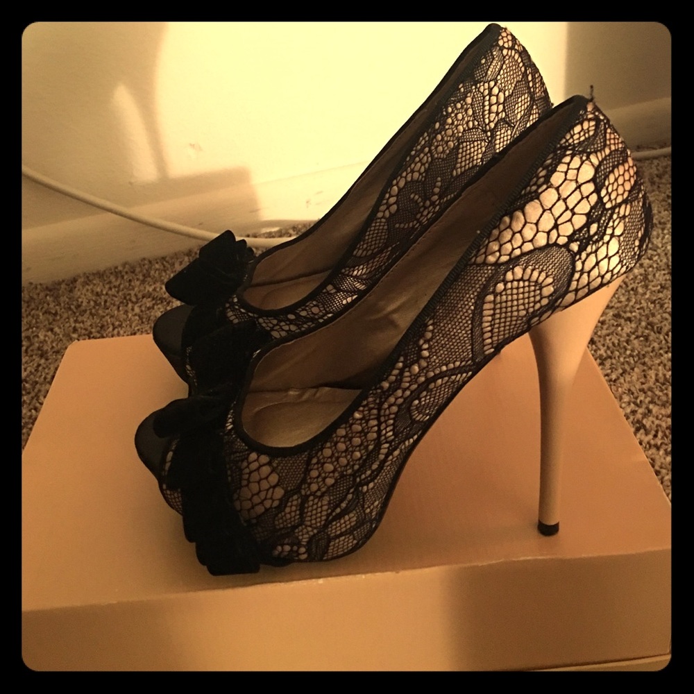 Black and cream lace heels 👠