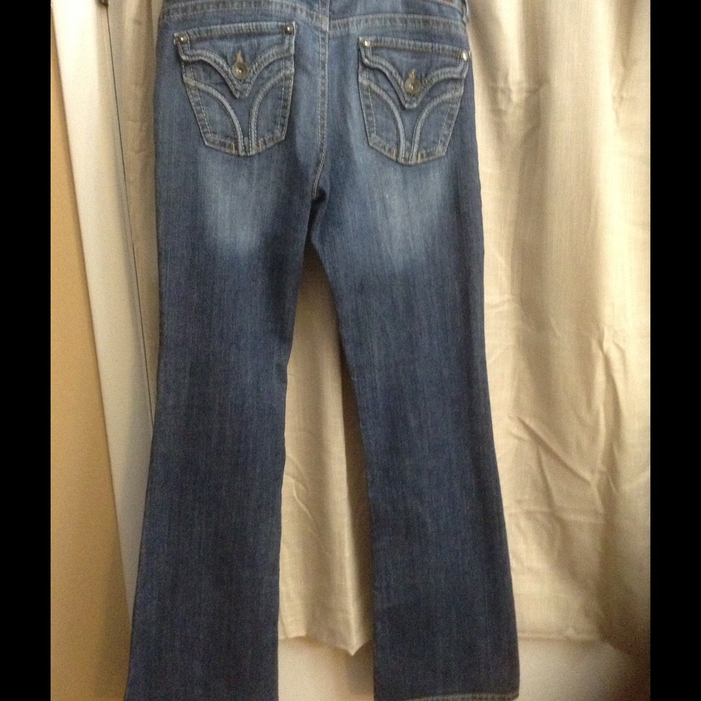 Very nice jolt 5 pocket jeans with a little bling.