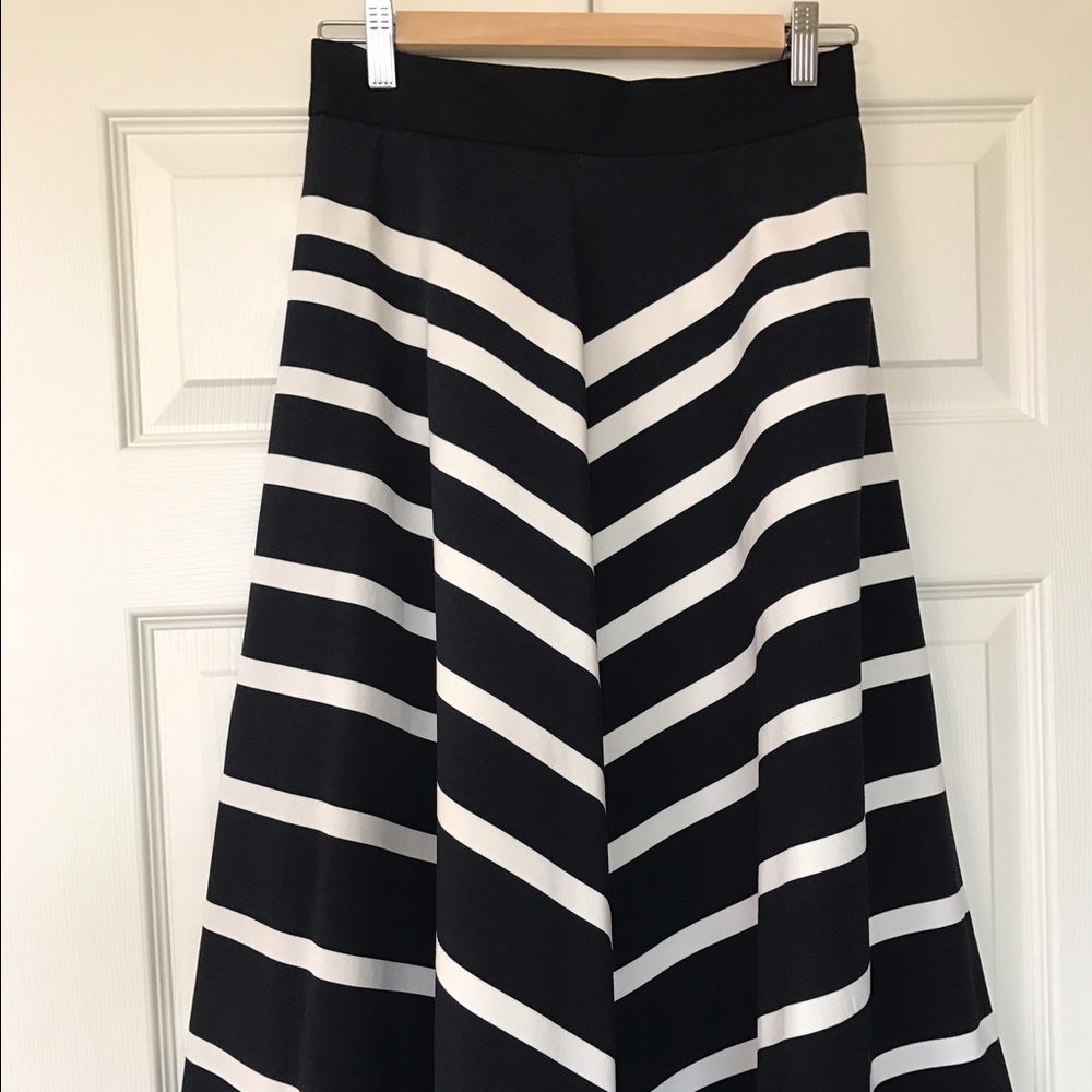 NWT Classy Banana Republic Black & Cream Skirt