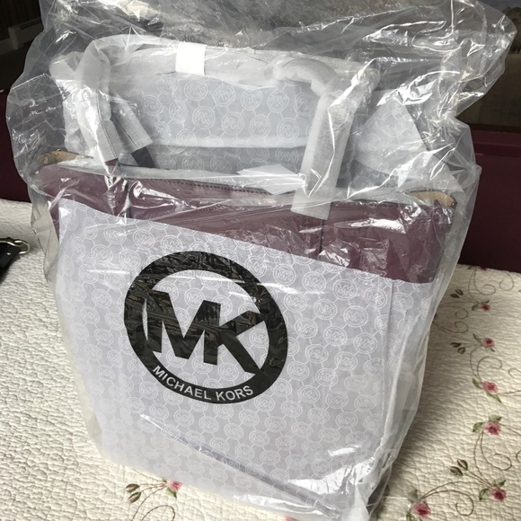 Michael Kors Emry Large Leather Tote - Picture 4 of 5