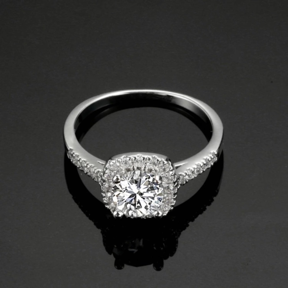 🌸 BEAUTIFUL engagement ring with halo - Picture 8 of 8