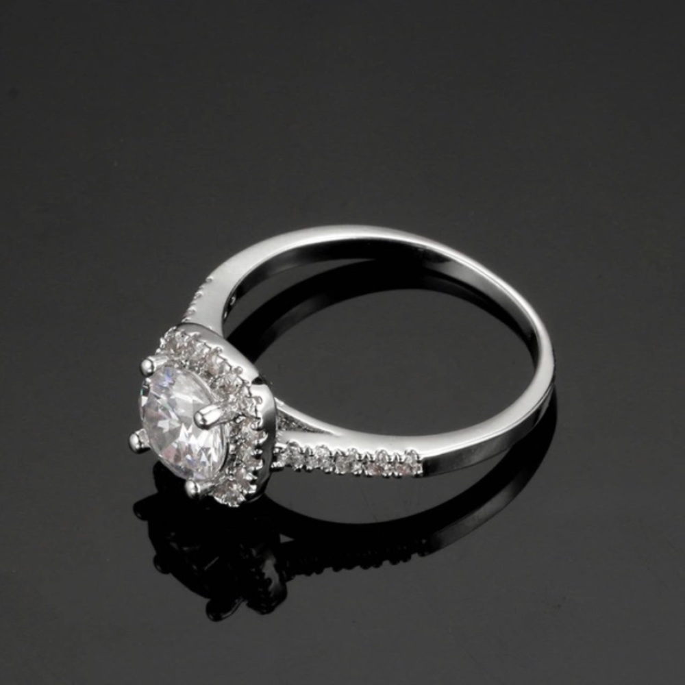 🌸 BEAUTIFUL engagement ring with halo - Picture 7 of 8