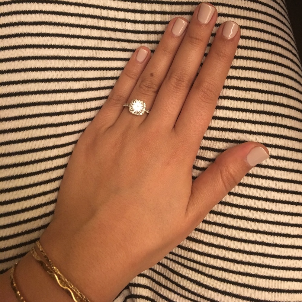 🌸 BEAUTIFUL engagement ring with halo - Picture 4 of 8